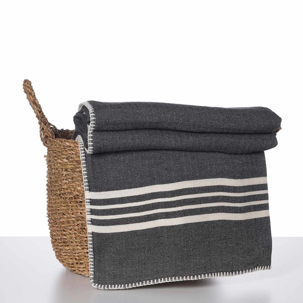 jao-blankets-farmer-stitch-blanket-decke-blau-zweiseitig image 5