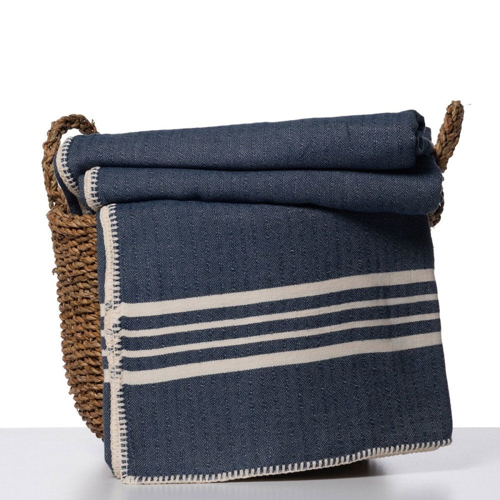 jao-blankets-farmer-stitch-blanket-decke-blau-zweiseitig image 1