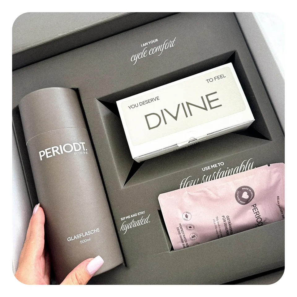 divine-starter-set-menstruationstasse-periodt-drink-flasche image 1
